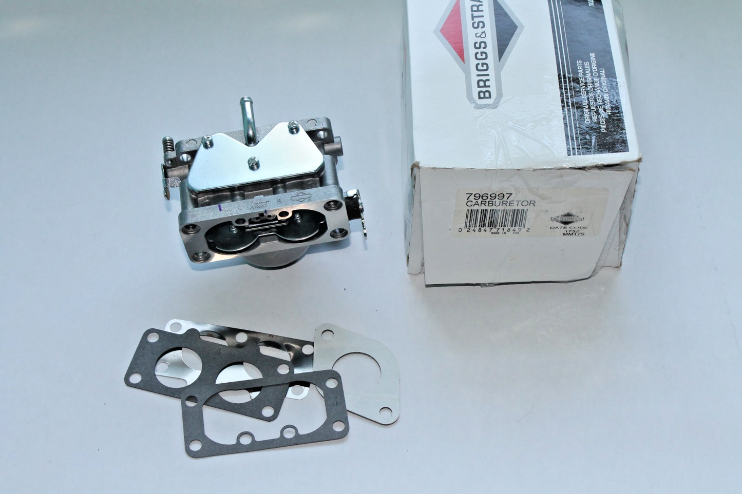 BRIGGS AND STRATTON CARBURETOR 796997 NEW OEM BRIGGS CARBURETOR